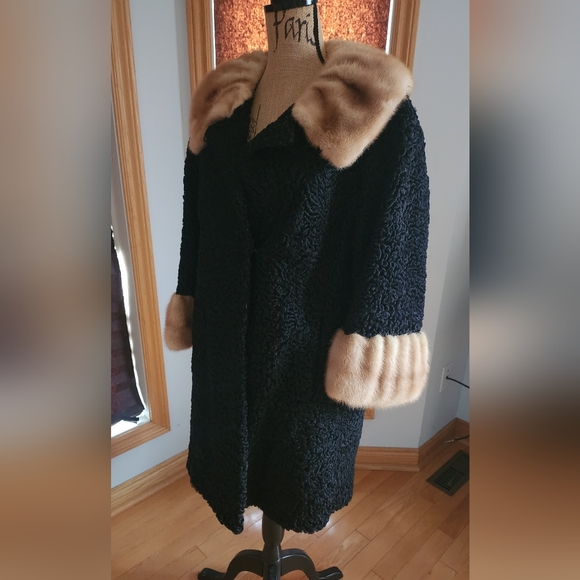 1950s Curly lamb wool and mink coat - Picture 10 of 16